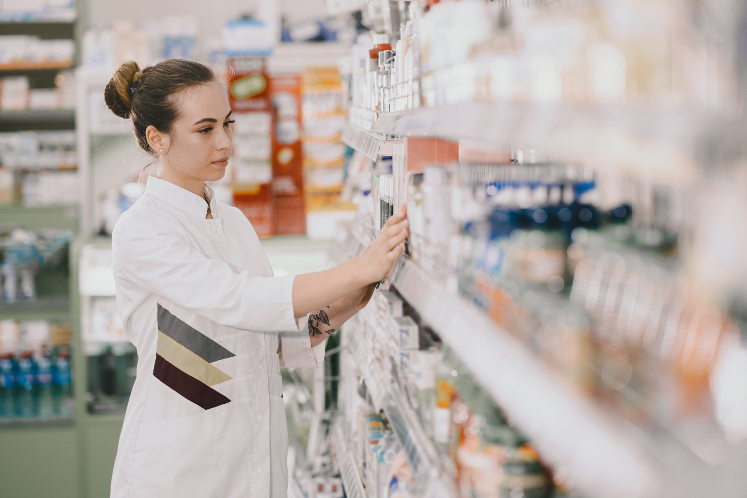 concept medecine pharmaceutique soins sante personnes pharmacienne prenant medicaments etagere
