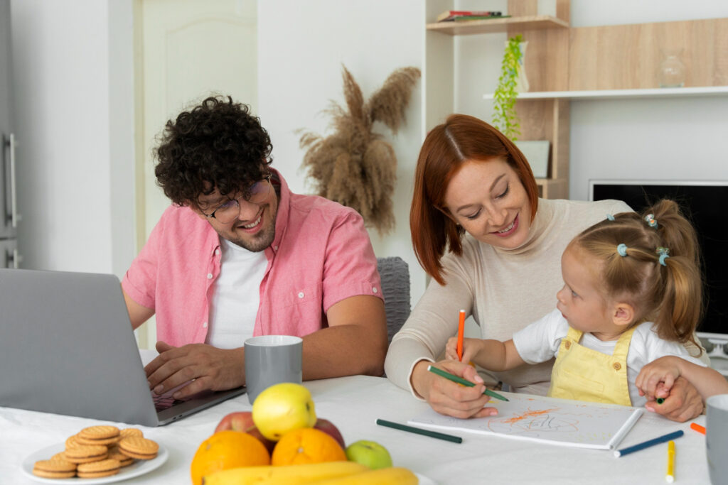 couple dessine avec petite fille de 3 ans